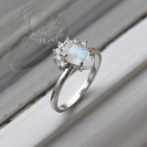 Zásnubný prsteň s mesačným kameňom a diamantmi Gower