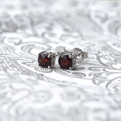 Strieborné náušnice s granátmi Kristya