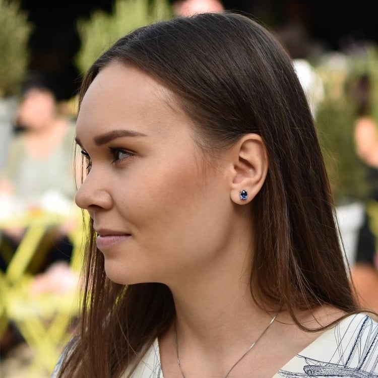 Strieborné elegantné náušnice s modrými zafírmi Lira 4619