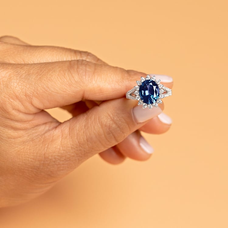 Zlatý halo prsteň s oválnym lab-grown alexandritom a diamantmi Willie 136588