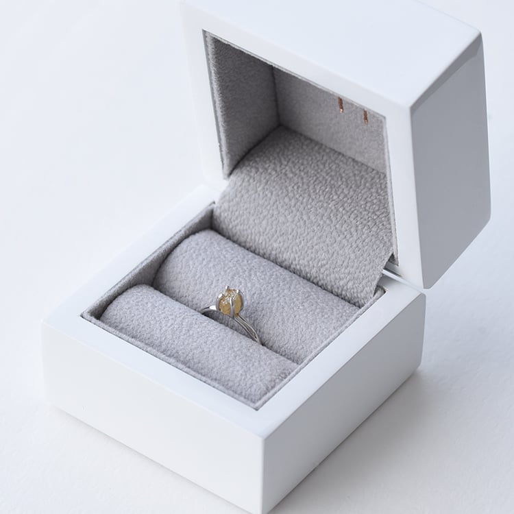 Prsteň so žltým neopracovaným diamantom 74365