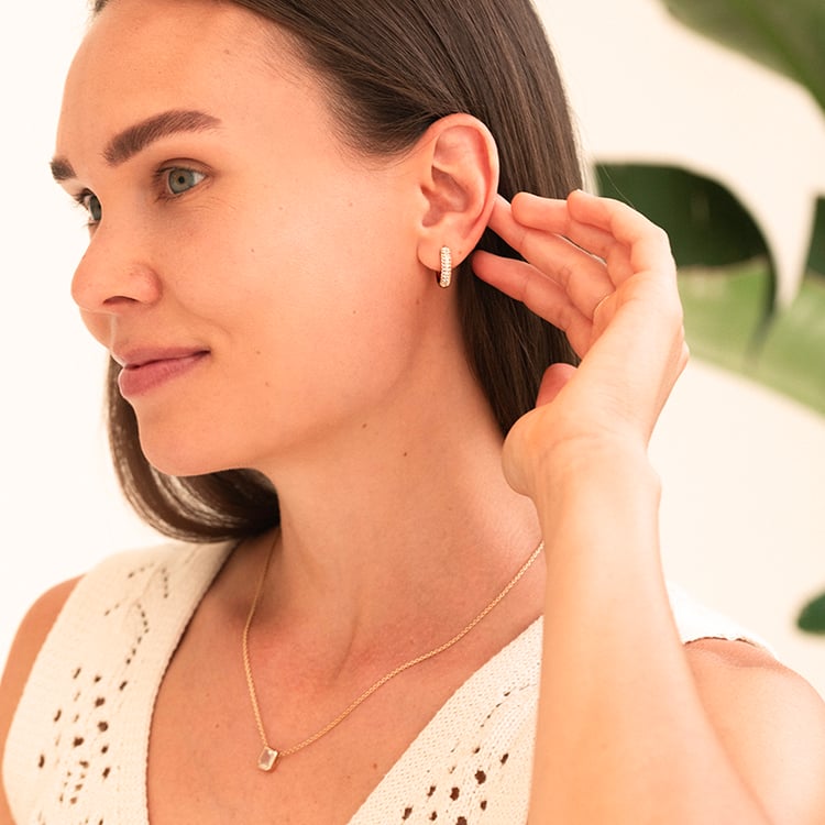 Strieborné pavé kruhové náušnice s bielymi topazmi Shaviv 143279