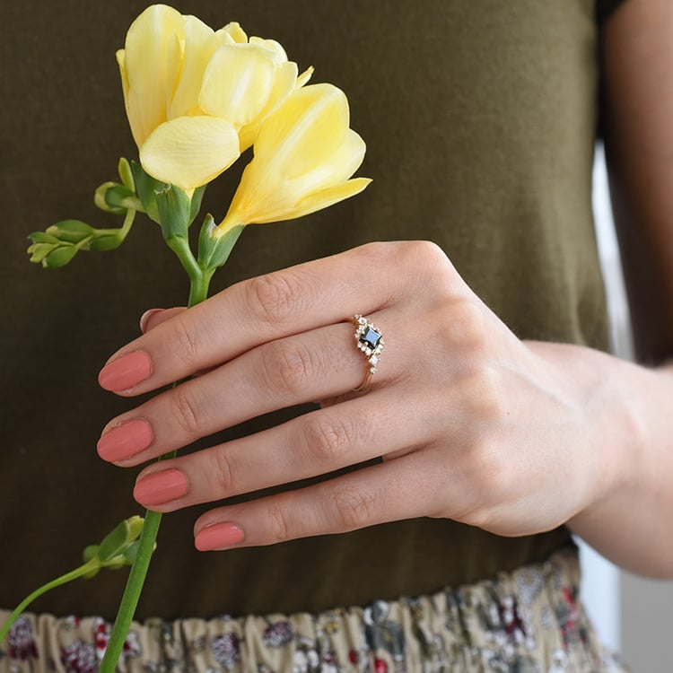 Prsteň s čierným diamantom a postrannými moissanitmi 82400