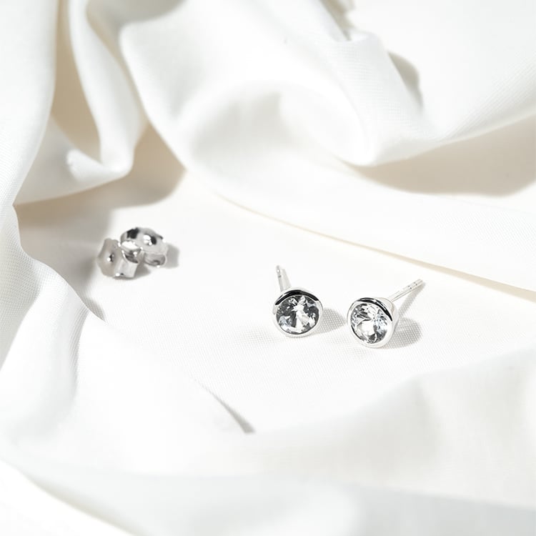 Strieborné bezel náušnice s bielymi topásmi Wetty 131295