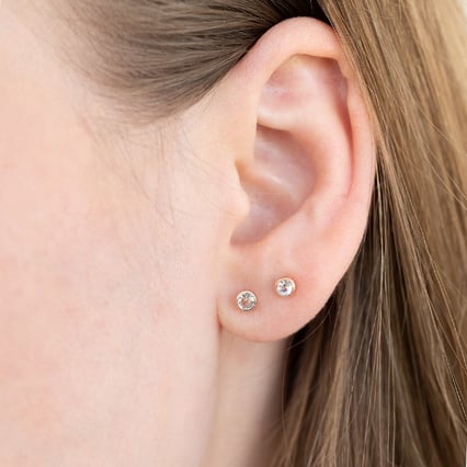 Minimalistické bezel náušnice s mesačnými kameňmi Viosa