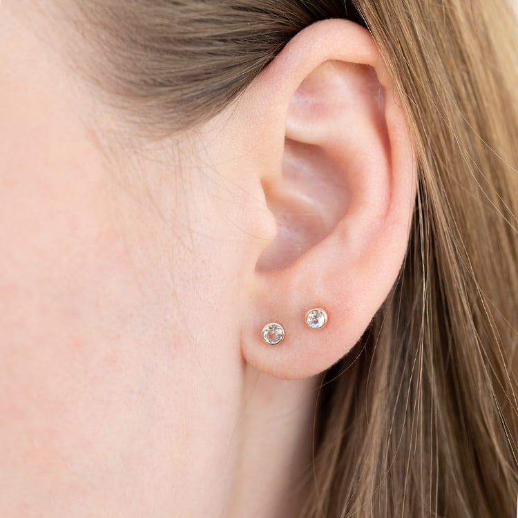 Minimalistické bezel náušnice s mesačnými kameňmi Viosa 123824