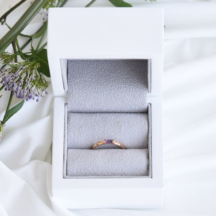 Minimalistický prsteň s ametystom zo zlata 82389