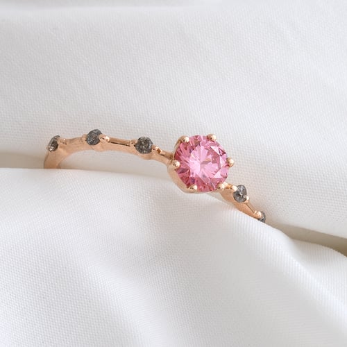 Zásnubný prsteň s certifikovaným fancy pink lab-grown diamantom Jelena