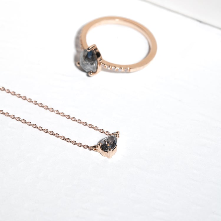 Náhrdelník s pear salt and pepper diamantom Jazmyn 128620