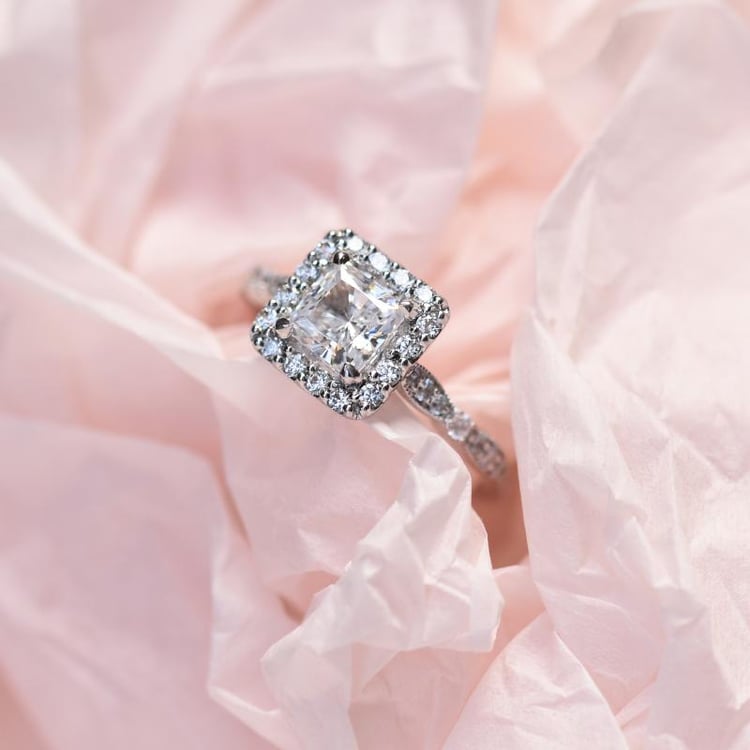 Zlatý vintage zásnubný prsteň s princess diamantom 49488