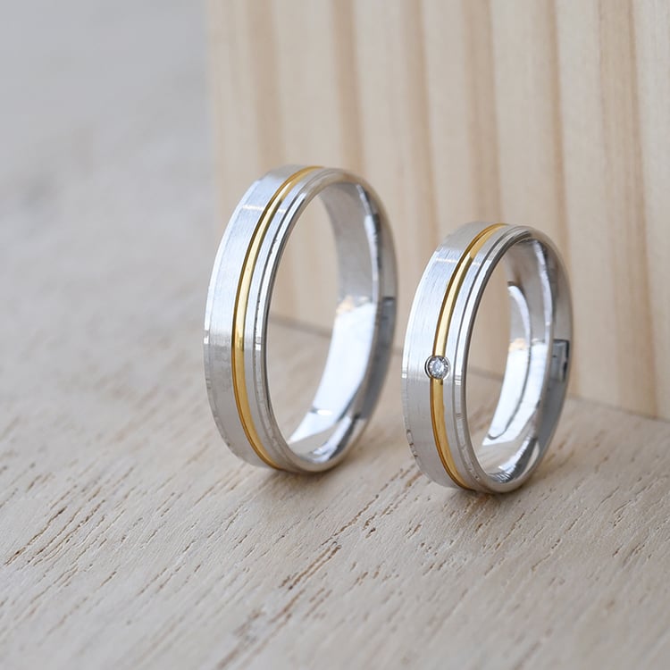 Snubné prstene s drážkou a diamantom 61485