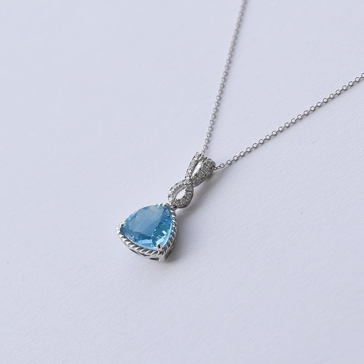 Prívesok z bieleho zlata so švajčiarskym topazom a vytvorenými diamanty 61346