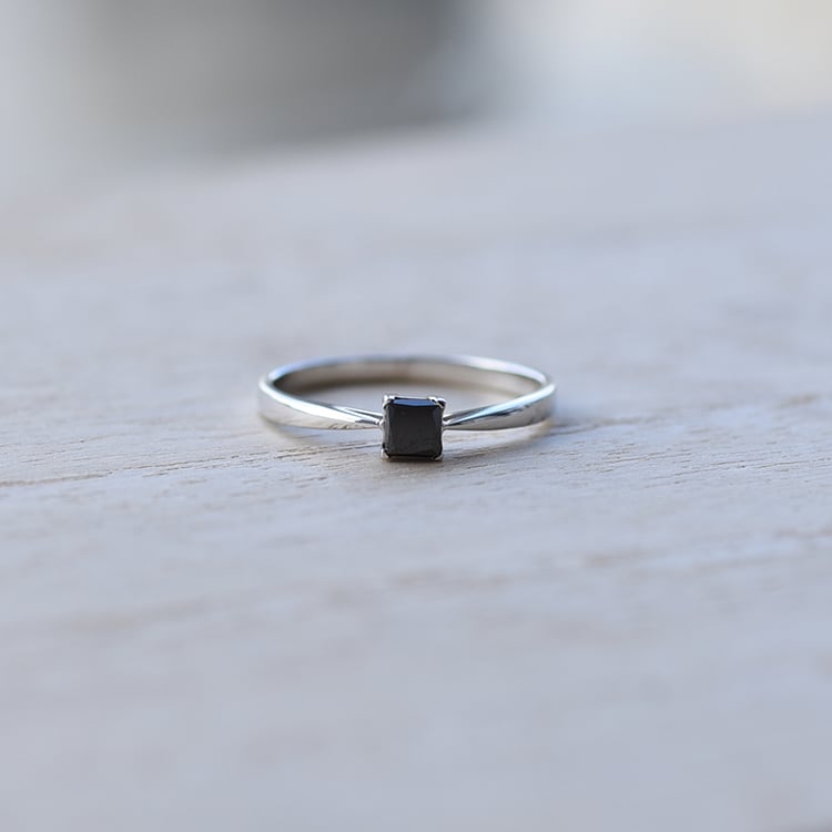 Zásnubný prsteň s čiernym princess diamantom 62360