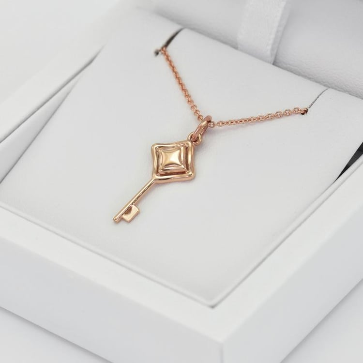 Zlatý prívesok v tvare kľúča 15317