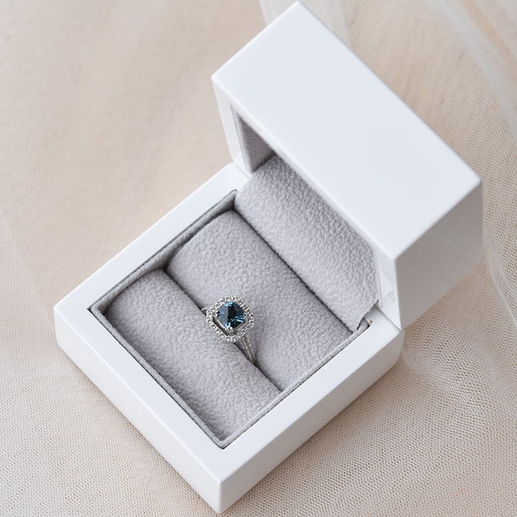 Halo prsteň s cushion londýnskym topazom 67143