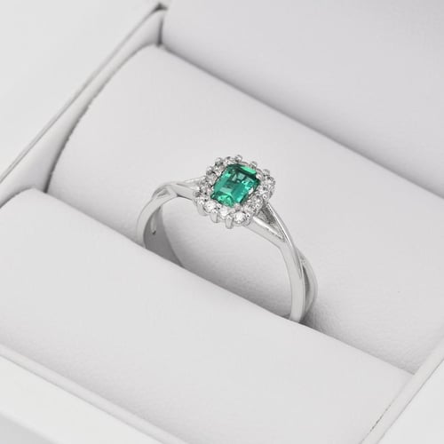 Jemný smaragdový prsteň s diamantmi Hadar