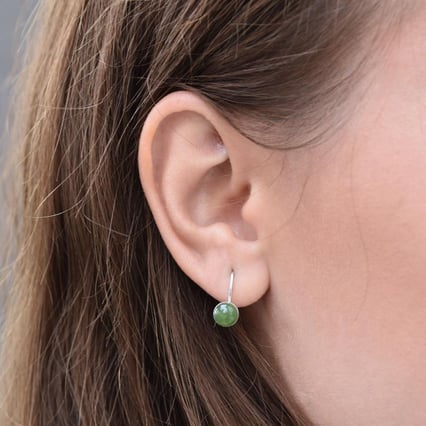 Jadeit v strieborných visiacich náušniciach Zodico