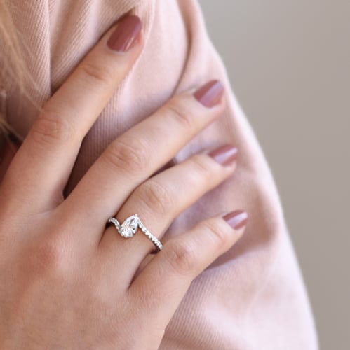 Zásnubný prsteň s pear diamantom Nana