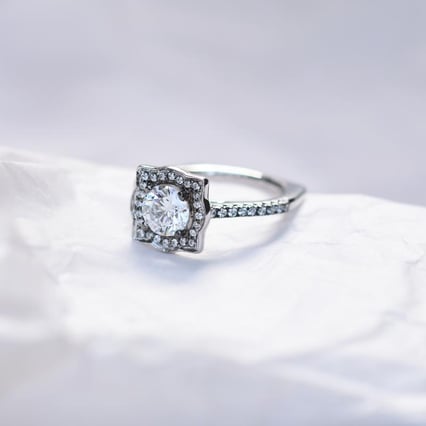 Extravagantný zásnubný diamantový prsteň v halo štýle Omega