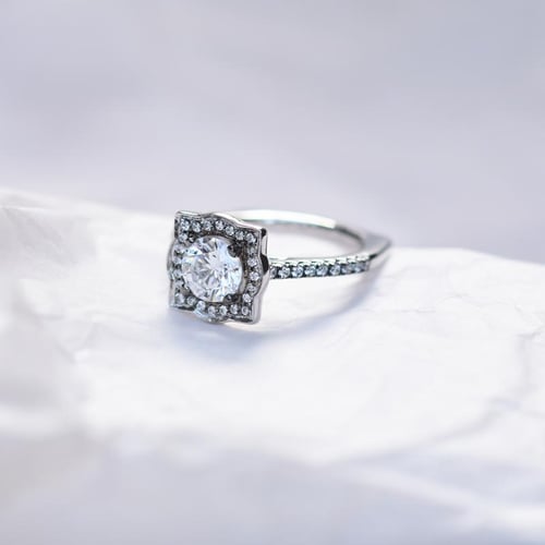 Extravagantný zásnubný diamantový prsteň v halo štýle Omega