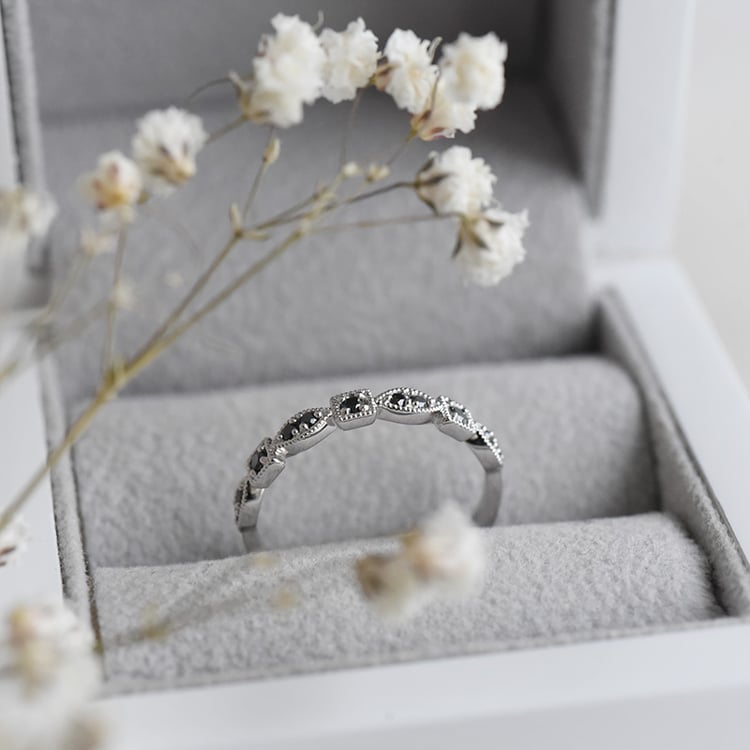 Svadobný vintage prsteň s čiernymi diamantmi a komfortná obrúčka Octave 130483