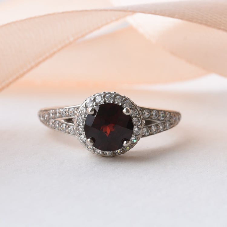 Strieborný prsteň s granátom a zirkónmi 78412