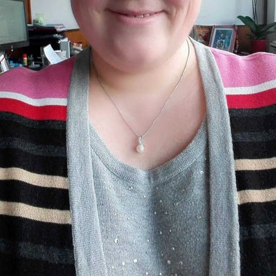 Strieborný náhrdelník s perlou a zirkónmi 