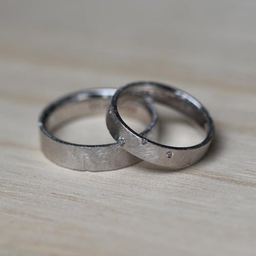 Netradičné platinové svadobné obrúčky s diamantmi Gera