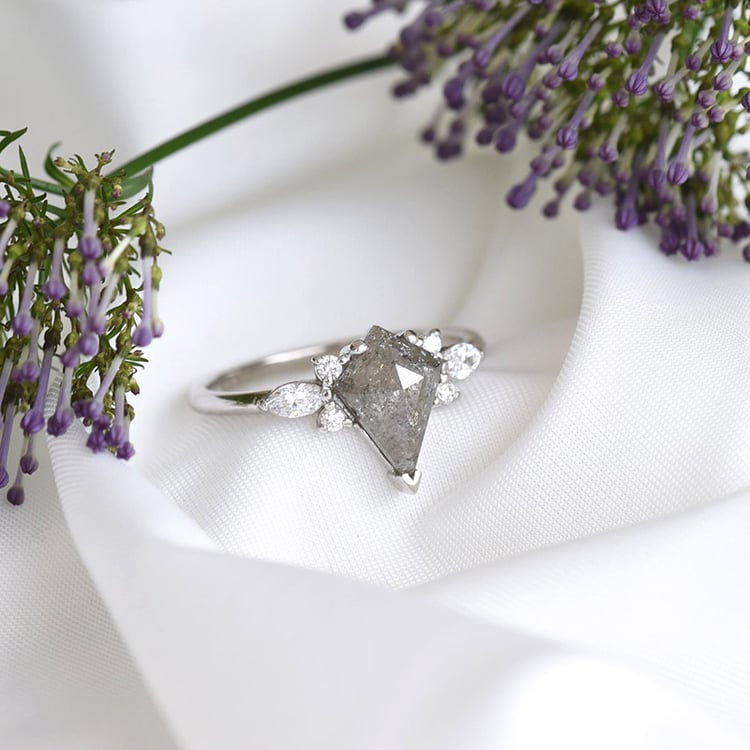 Zásnubný prsteň so salt and pepper diamantom 82543