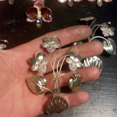 Fialky osadené malými červenými granátmi