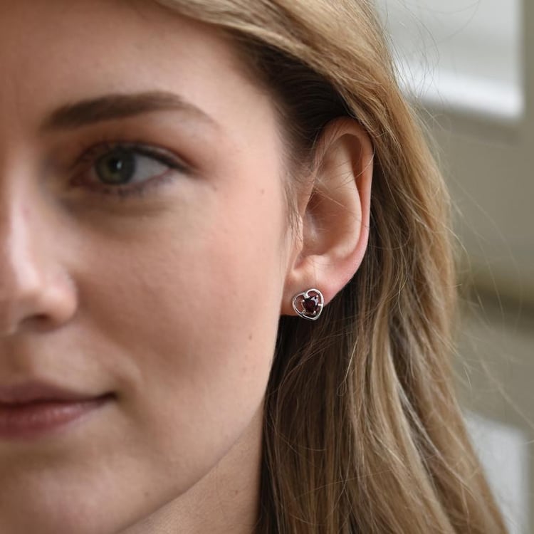 Romantické strieborné náušnice s granátmi v srdiečku 50495