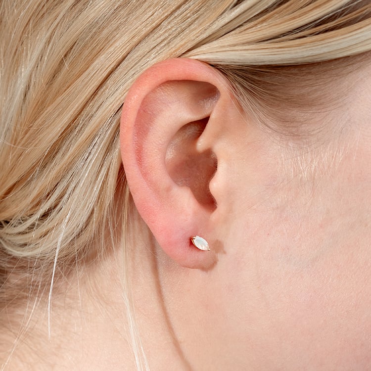 Minimalistické strieborné náušnice s opálmi Sistine 132813