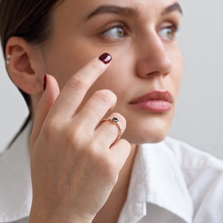 Prsteň s alexandritom a postrannými salt and pepper diamantmi Jelena 133347