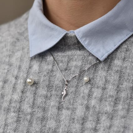 Strieborný prívesok v tvare morského koníka Seany