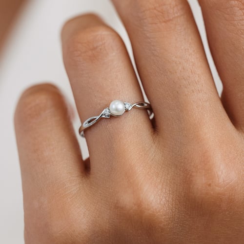 Elegantný zlatý perlový prsteň s diamantmi Doria