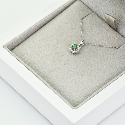 Smaragdový halo prívesok s diamantmi Richelle