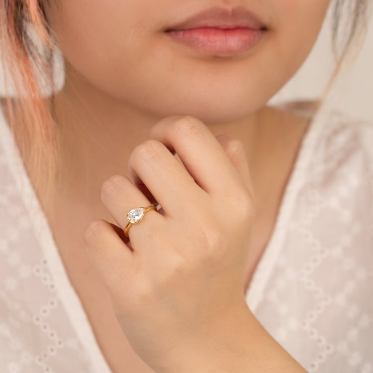 Zlatý prsteň s half-bezel pear diamantom Timarete 164515