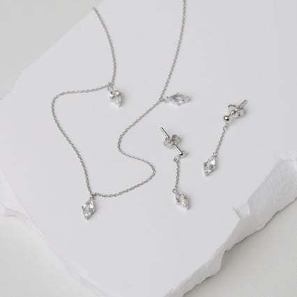 Zlatá kolekcia šperkov s bielymi topásmi Floriane