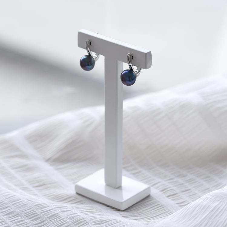 Visiace náušnice s čiernymi perlami 65626