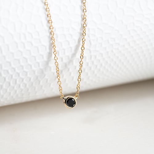 Minimalistický náhrdelník s čiernym diamantom Vieny