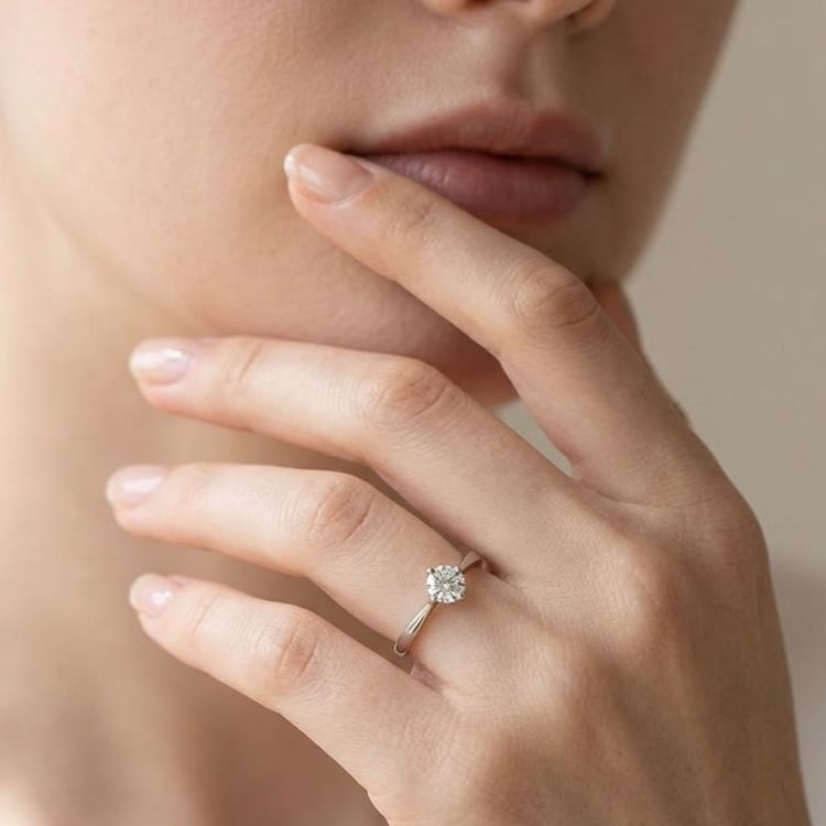 Strieborný zásnubný prsteň s moissanitom Maya 166363