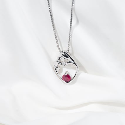Strieborný prívesok matka a dieťa s rubínom a diamantom Ella
