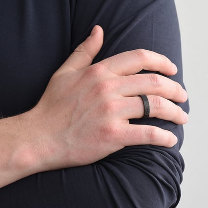 Plochý karbónový snubný prsteň Noits