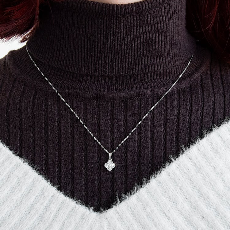 Prívesok s lab-grown diamantmi v tvare kvetu Arnie 110498