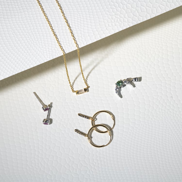 Zlaté visiace náušnice s modrými zafírmi Christy 129235