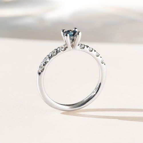 Zásnubný prsteň s certifikovaným fancy blue lab-grown diamantom Mae
