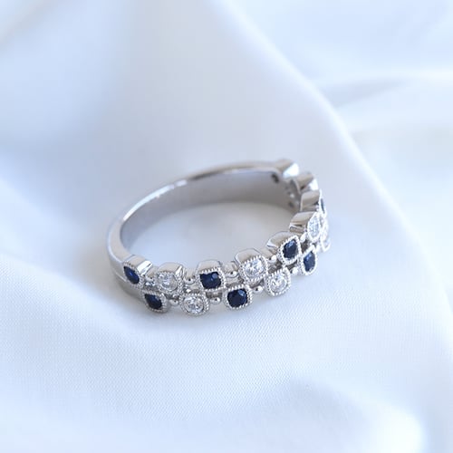 Elegantný eternity prsteň so zafírmi a diamantmi Bettie