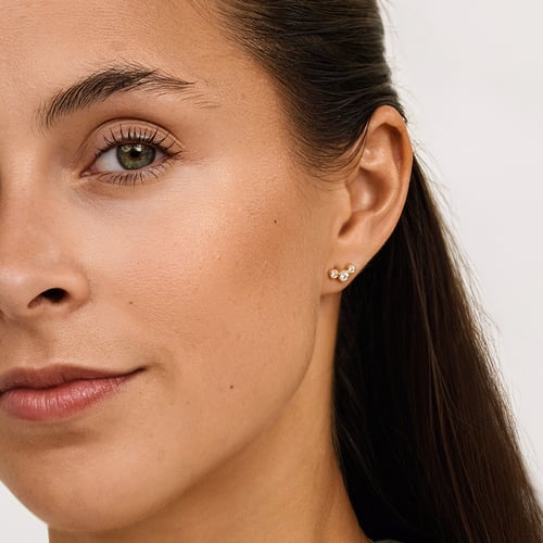 Moderné zlaté náušnice s guľatými lab-grown diamantmi Ebba