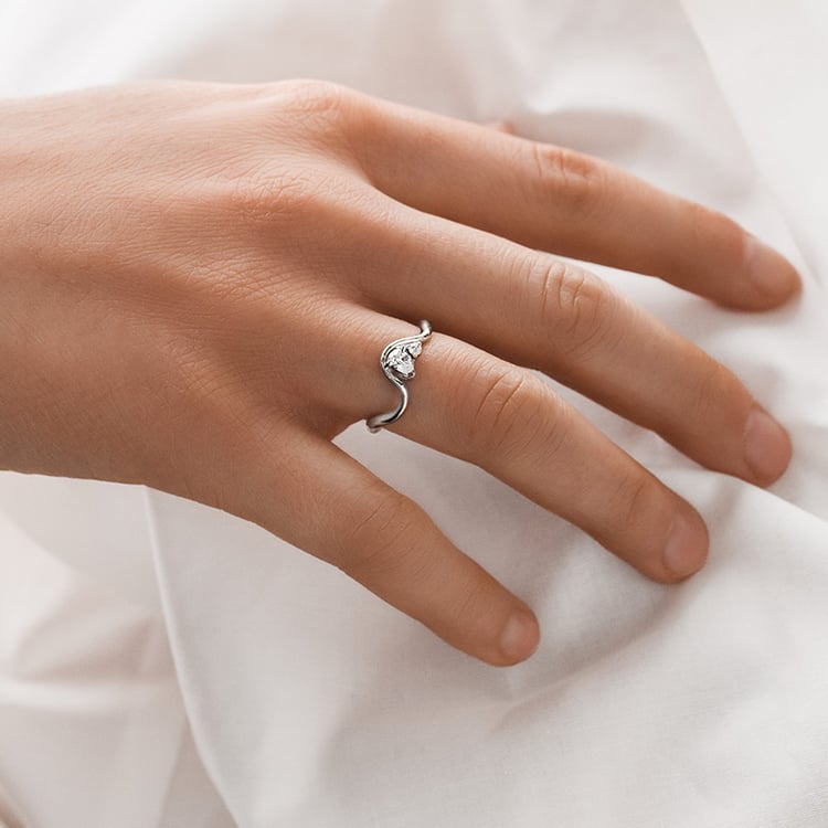 Zásnubný prsteň s pear diamantom 154945