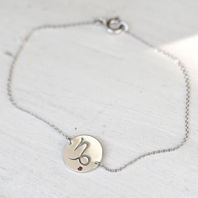 Náramok so znamením a s červeným granátom Kozorožec 47684